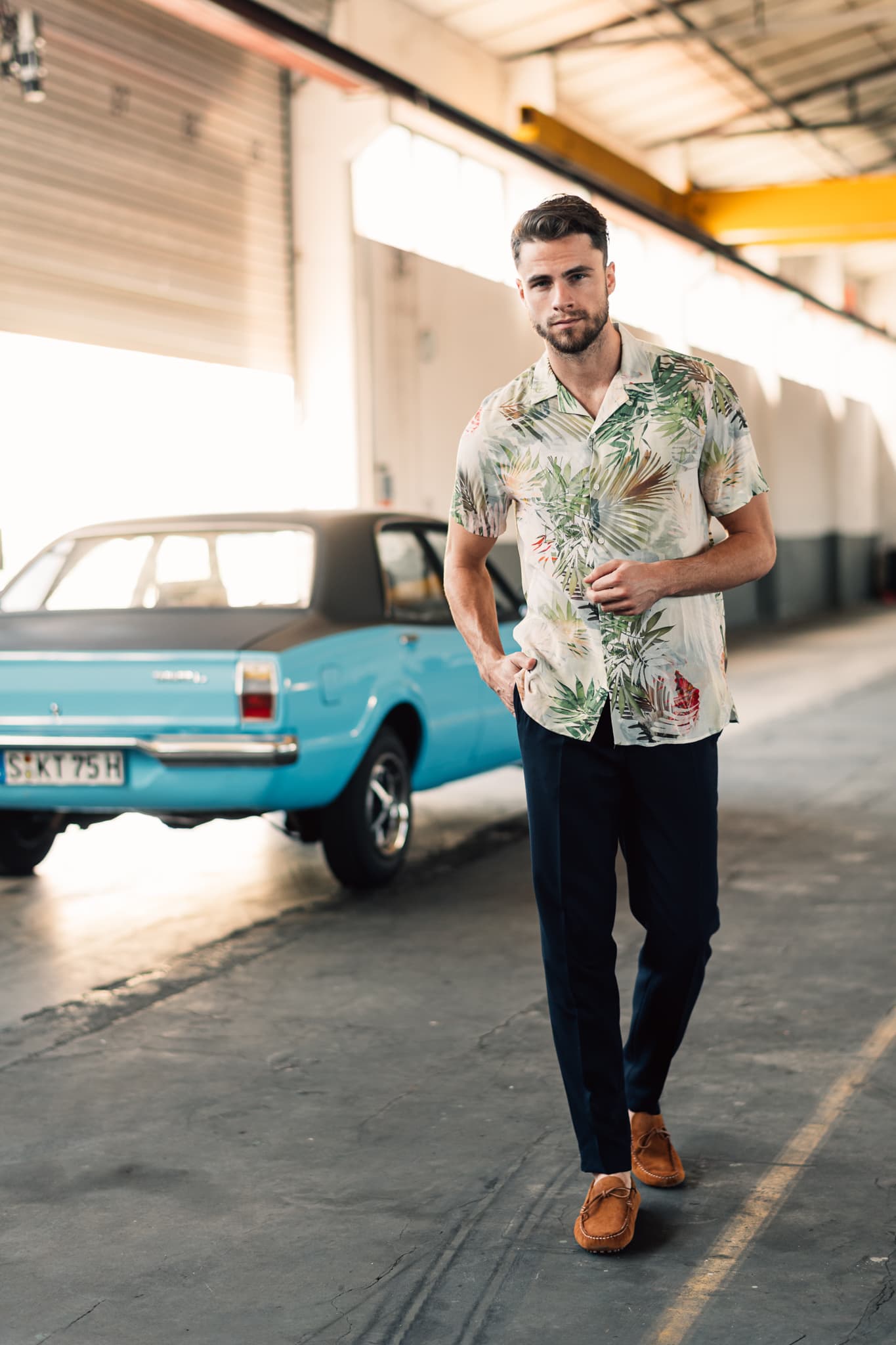 Stilecht ins Paradies: In knalligen Hawaii-Hemden sendet Model Constantin ein 