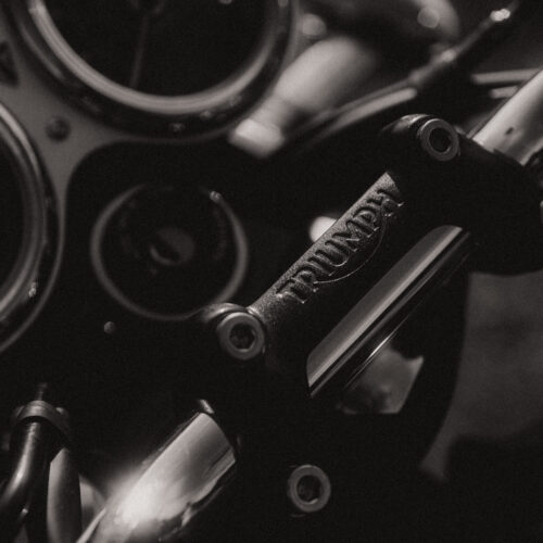 Detail der Gravur am Lenker einer Triumph Bonneville T120. Fotografie von Fabian Schumacher, Fotograf aus Stuttgart